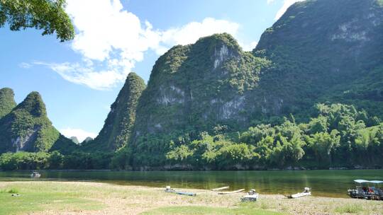 广西桂林山水徒步漓江沿岸