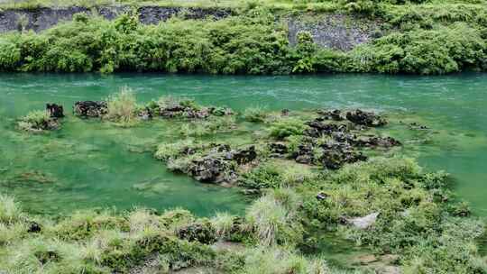 清澈河流青山绿水