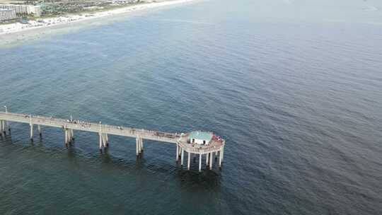 美国佛罗里达州奥卡罗萨岛钓鱼码头码头游客鸟瞰图。