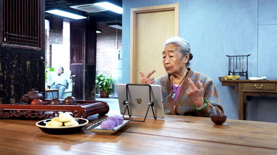 老年人使用平板电脑进行视频聊天视频素材模板下载