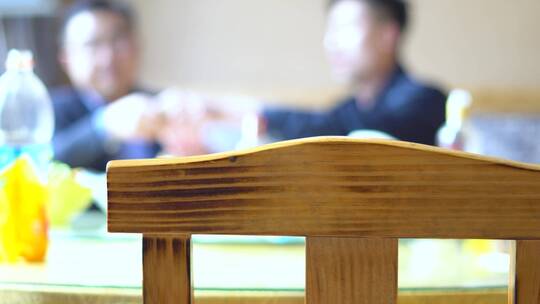 在酒局上贿赂政府官员反腐素材