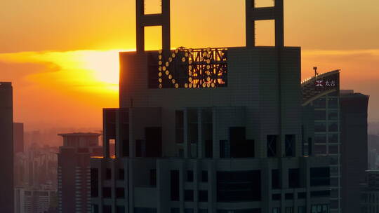 黄昏夕阳穿过上海K11高楼大厦视频素材模板下载
