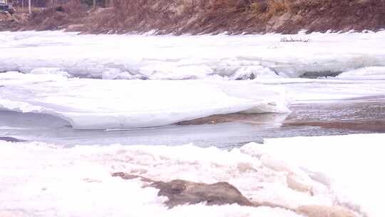 初春 冰雪融化 解冻 冰层 流水 融冰 河流