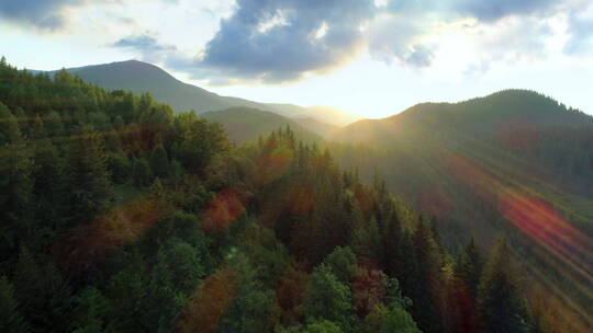夕阳照耀下的山脉和森林