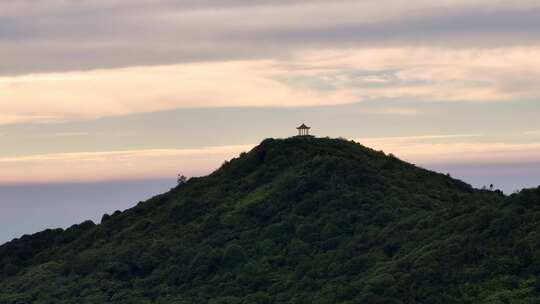 山顶凉亭云层流动