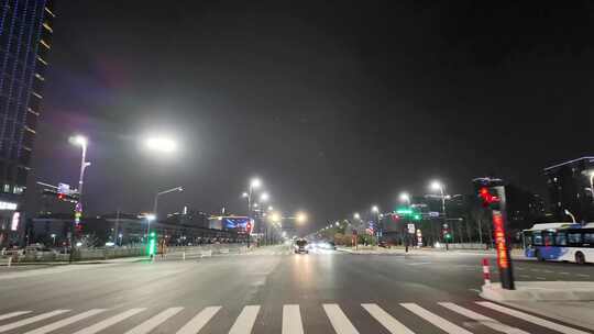 城市夜晚开车第一视角汽车窗外沿途风景马路视频素材模板下载