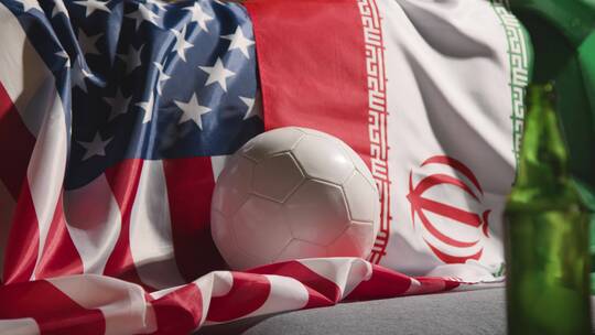 沙发上的伊朗和美国国旗和足球视频素材模板下载