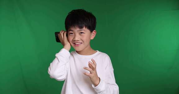 帅气的中国小男孩使用智能手机打电话慢镜