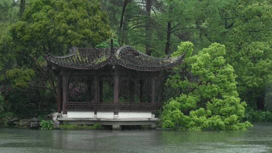 170 杭州 风景 古建筑 下雨天 湖面 亭子