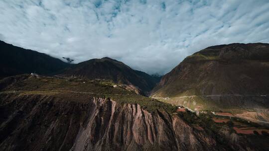 延时西藏大山视频丙察察沟壑峭壁云层变化