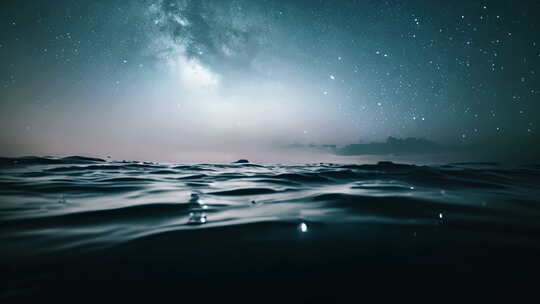 夜晚海面和星空