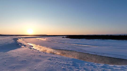 航拍冬季雪原冰河迷雾夕照