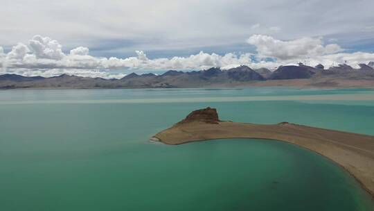 西藏阿里仁青休布措湖泊自然风光