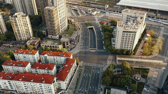 航拍空无一人的上海城市街道和上海火车站