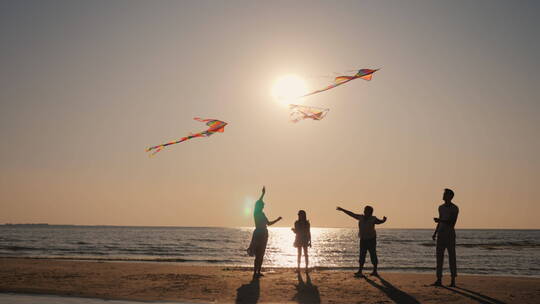 日落时分海滩上放风筝