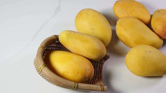 芒果芒果展示水果新鲜的芒果