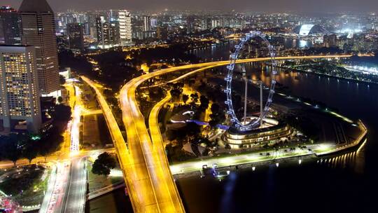 新加坡的高速路在夜间被照亮