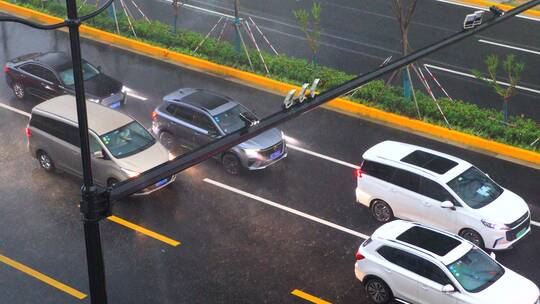 城市暴雨中的车流