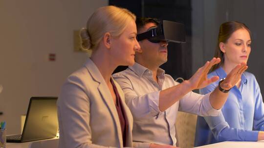 办公室讨论虚拟现实眼镜的团队