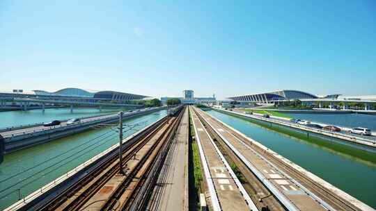 机场附近铁路公路及水景