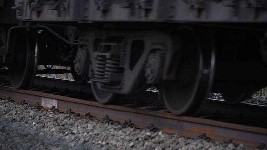4K2个镜头火车轮子特写摇镜头视频素材模板下载