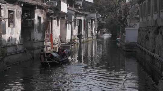 江南水乡河道乘船景象