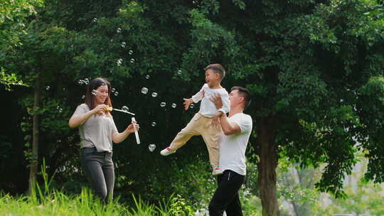 幸福一家人在春天公园玩耍开心童年亲子生活