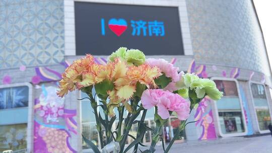 济南泉城广场“泉标”建筑，春天鲜花围绕