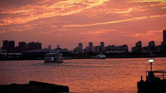 夕阳西下，轮渡在江上行驶