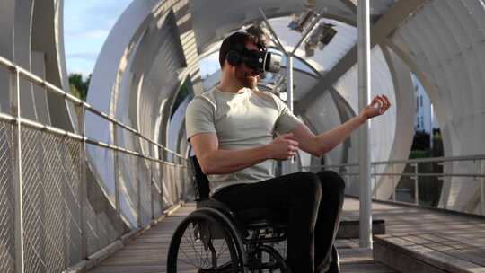 轮椅上的人在城市桥上体验虚拟现实