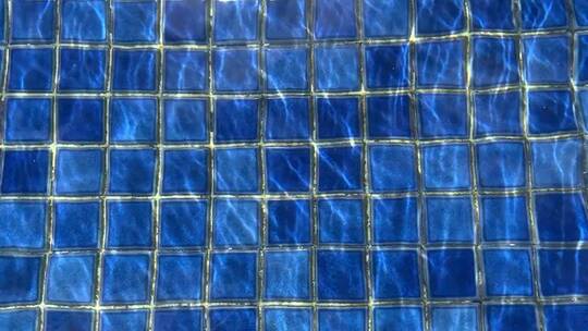 蓝色瓷砖水下