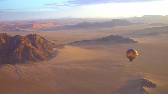 阿联酋迪拜沙漠上热气球在飞行视频素材模板下载