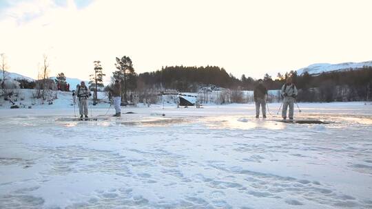 寒冷天气进行破冰训练的队员视频素材模板下载