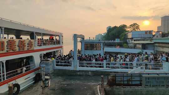 汕头广场轮渡旅客上船，船离岸启航