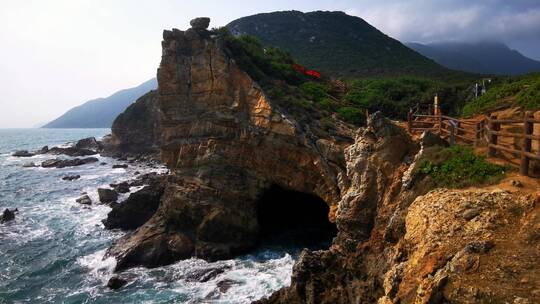 旅游景区深圳杨梅湾海边海边礁石山洞