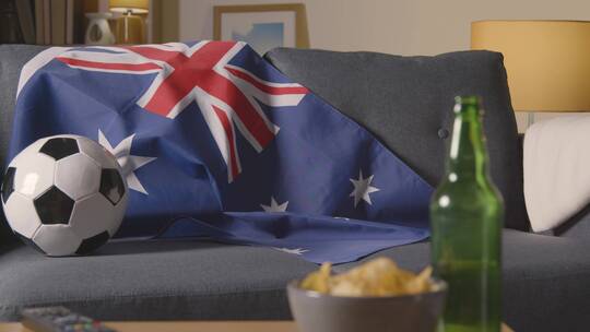 澳大利亚国旗挂在家里的沙发上