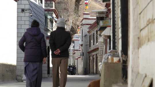 西藏街头。散步 传统建筑 风俗