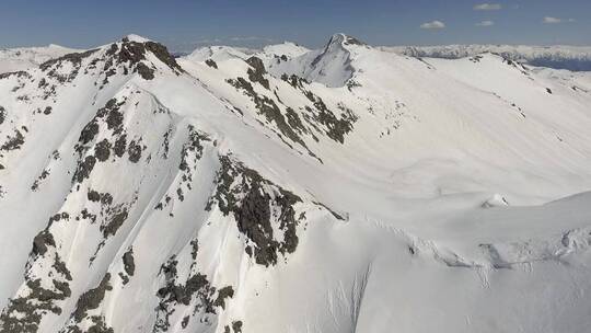 在雪山上空飞翔