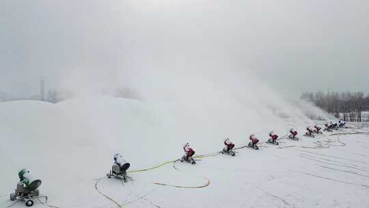 实拍多台雪炮造雪