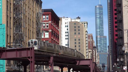 列车穿过芝加哥市中心