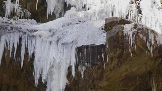 瀑布冰挂流水流下