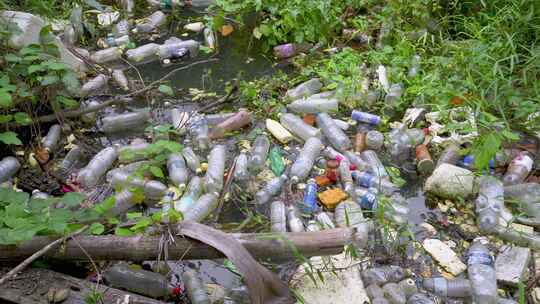 河里的垃圾塑料瓶环境污染视频素材模板下载