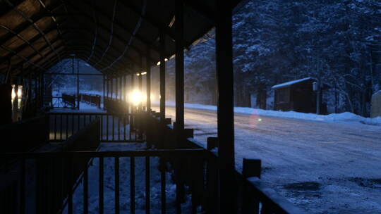 地拍东北长白山冬天凌晨汽车灯光