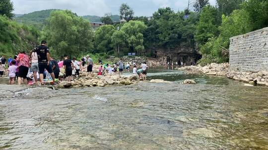 济南南部山区云河桥，野外山谷溪流玩水地