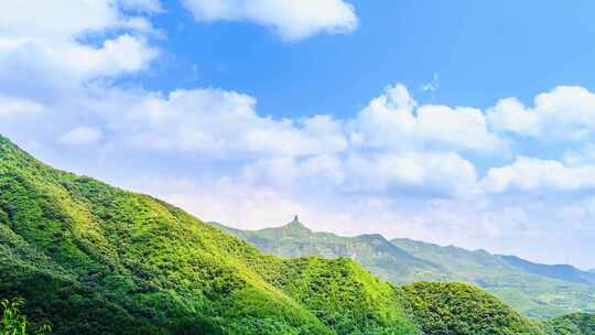 夏季晴天阳光下的山顶云海