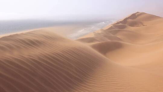强风吹过沙丘