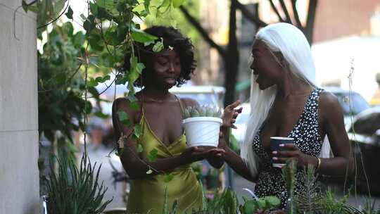 女人一边看着多汁的植物一边说话