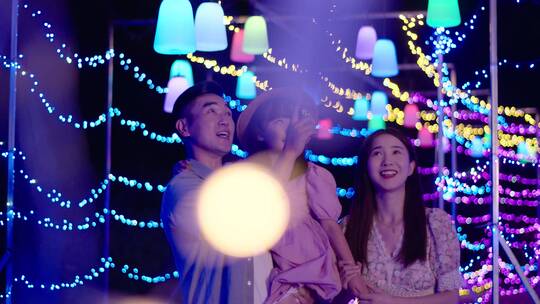 一家三口夜晚公园游玩