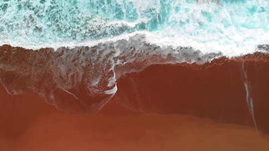 鸟瞰沙滩海浪拍打沙滩海滩海岸