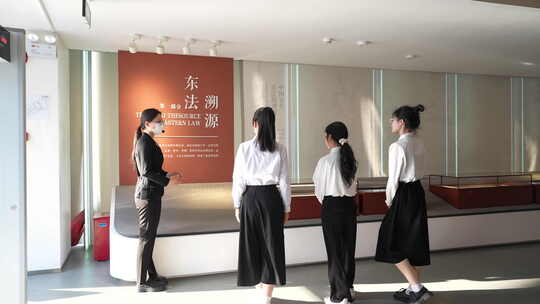 女孩们在展馆听讲解